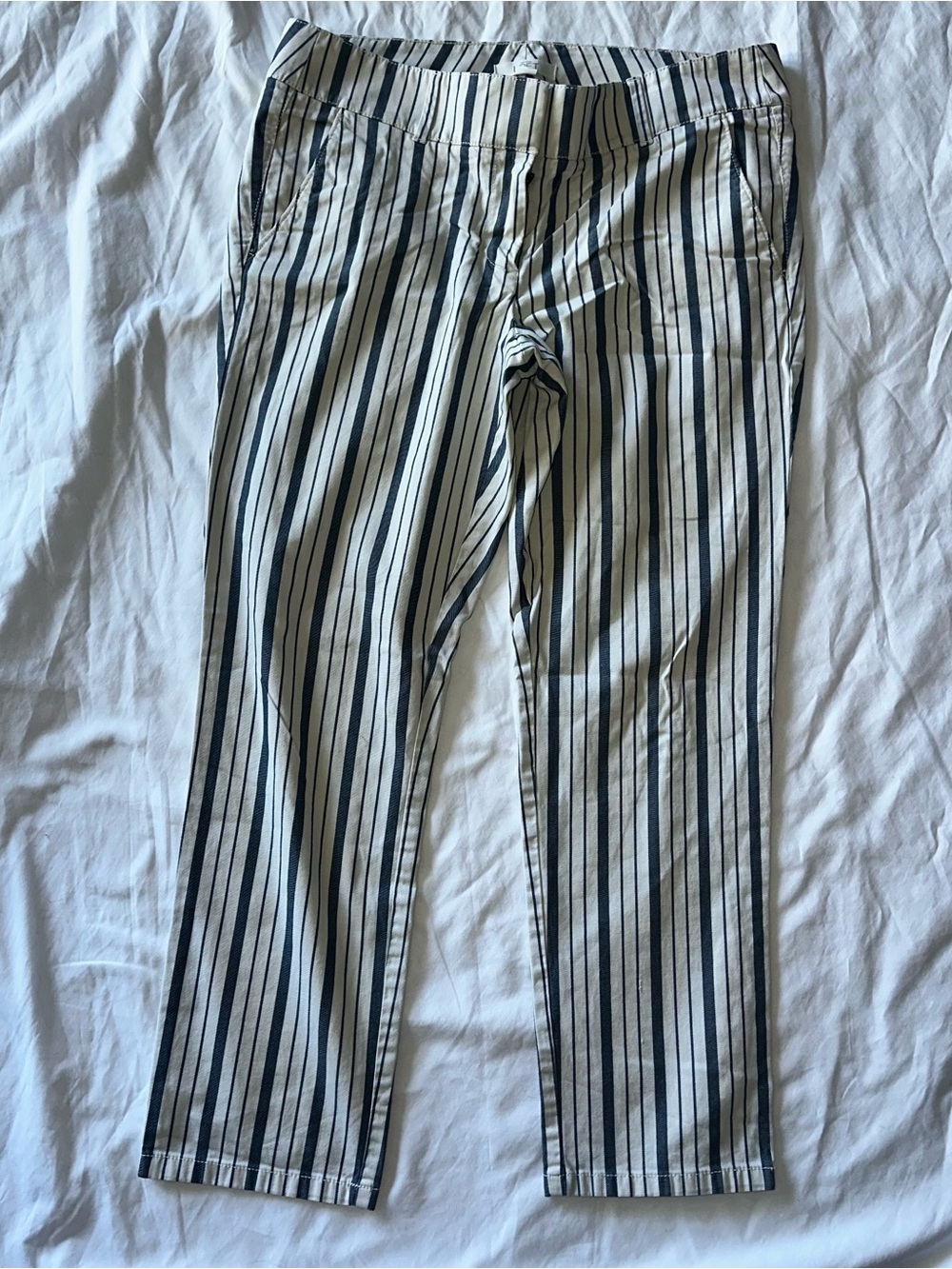 EUC Ann Taylor Loft Mid-Rise Crop Cream/Navy Stripe Trousers—sz 8